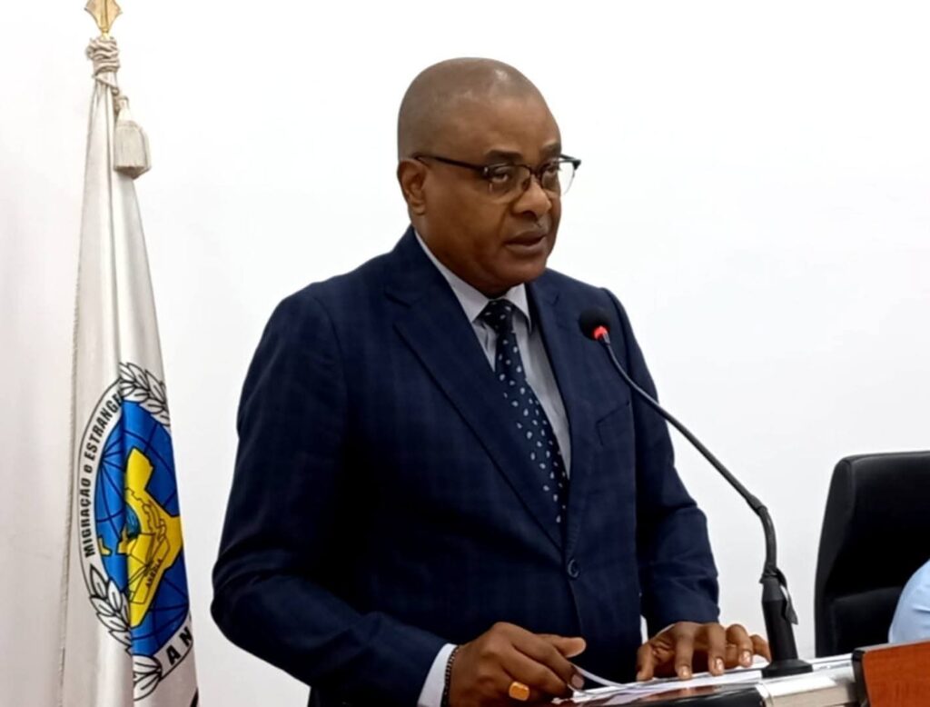 NOTA NEGATIVA DA SEMANA: AO DIRECTOR GERAL DO SME “FAZ AQUELA DIREÇÃO CASA DE GRAMPEAMENTO PARA TER O CONTROLO DE TODOS E TUDO