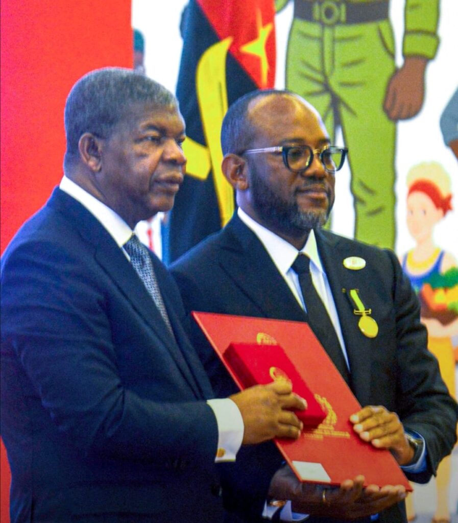 PRESIDENTE DA REPÚBLICA ATRIBUI MEDALHA AO PCA DA OPAIA NA CATEGORIA E PAZ DESENVOLVIMENTO