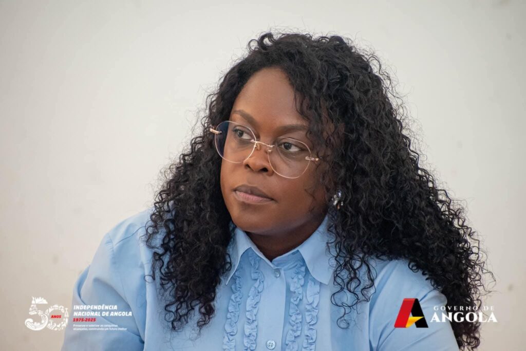 ADMINISTRADORA DA SAMBA LOIDE FARIA COME E BEBE COM SUA FAMÍLIA E FUSTIGA UM JOVEM EMPREENDEDOR