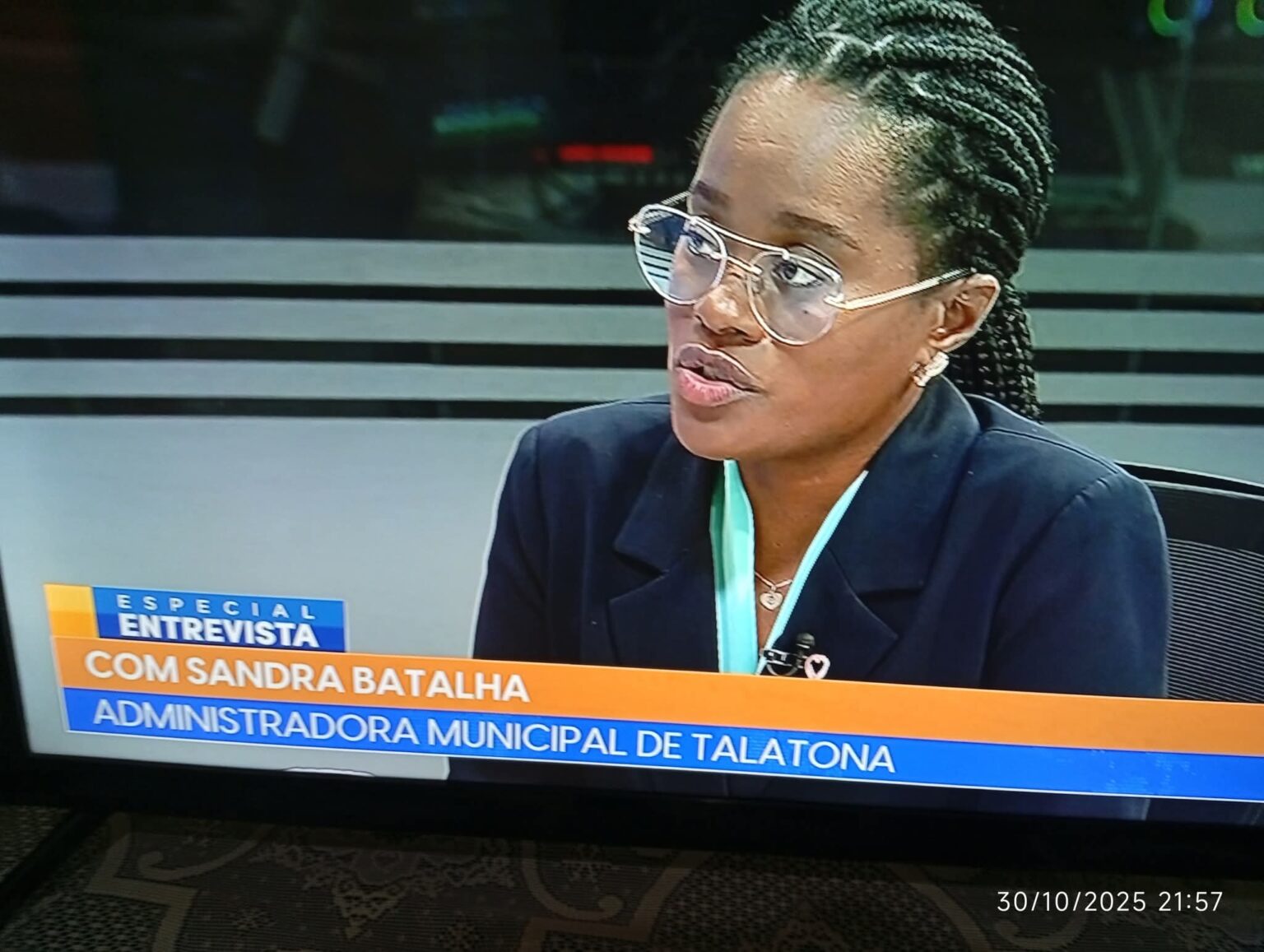 REFLEXÃO: ADMINISTRADORA DO TALATONA “COM SEUS PIRIPAQUES” – DÁ NISSO NOMEAR ALGUÉM QUE “VIVE NO GABINETE E NO AC