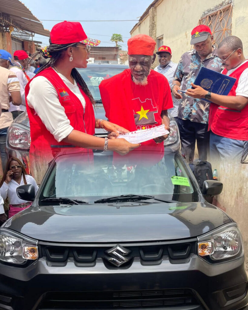 1.ª SECRETÁRIA DO MPLA NO CAZENGA OFERECE UMA VIATURA NUM MILITANTE