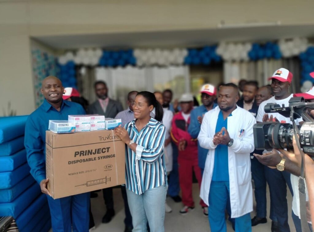 PRESIDENTE DO MOVANGOLA SUPRE NECESSIDADES MEDICAMENTOSAS DE HOSPITAIS MUNICIPAIS DO CAZENGA, MULENVOS E UM CENTRO DA IGREJA KIMBANGUISTA