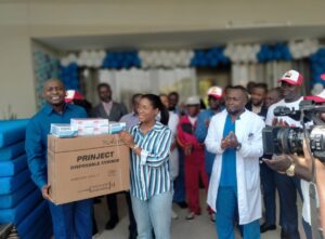 PRESIDENTE DO MOVANGOLA SUPRE NECESSIDADES MEDICAMENTOSAS DE HOSPITAIS MUNICIPAIS DO CAZENGA, MULENVOS E UM CENTRO DA IGREJA KIMBANGUISTA