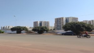 TERRENO VEDADO PELOS INVASORES DEFRONTE AO BLOCO 1 DA ZONA 2 É DESOCUPADO APÓS DENÚNCIAS
