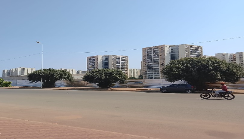 TERRENO VEDADO PELOS INVASORES DEFRONTE AO BLOCO 1 DA ZONA 2 É DESOCUPADO APÓS DENÚNCIAS
